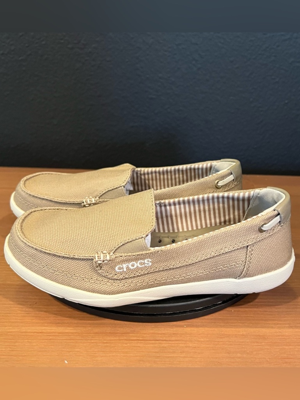 Crocks Women’s Khaki Walu Canvas Loafer Slip On Deck Boat Shoes Size W 4